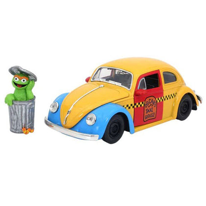 Sesame St Oscar The Grouch 1959 VW Beetle with Figure 1:24 Scale Hollywood Ride Diecast Vehicle